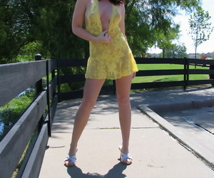 fanciulla Heidi rivelando Il suo favoloso deliziosa Culo in provocatorio giallo vestito