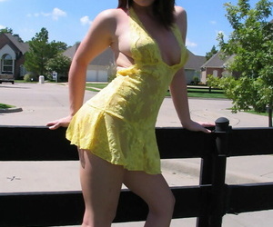 genç kız Heidi ifşa onu Muhteşem Lezzetli Ass içinde kışkırtıcı sarı kıyafet