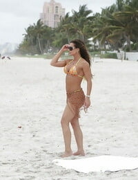 ناضجة امرأة نينا Dolci السماح شركة الثدي مجانا من ملابس السباحة على الشاطئ