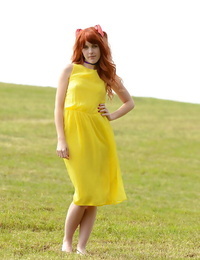 Amarna Miller Posen in ein Schön gelb Sommerkleid Während außerhalb