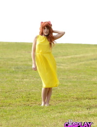 Amarna Miller pose dans Un Belle Jaune robe bain de soleil Alors que à l'extérieur
