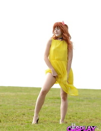 амарна Miller postawy w A piękne żółty sukienkę a na zewnątrz
