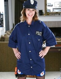 Heerlijk volwassen in lady cop uniform brengt uit Nice jan-van-genten en strak kont