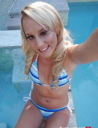 Relaxant :Par: l' piscine amateur adolescent Liyla fait certains Séduisant photos