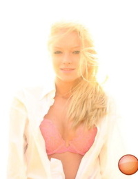 gorąca nastolatek Dziewczyna Skye model Rozpórki w w Las nosić po prostu jej bielizna