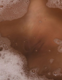 俏皮 业余的 青少年 分享 一个 小组 女同性恋 体验 在 的 浴缸