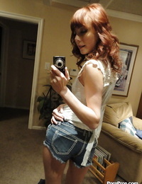 gầy tóc đỏ Zoe voss kéo selfies Trong khi đưa trần trong gương