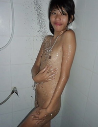 泰国 十几岁 Dow 湿润 她的 平 胸部 和 绷紧的 小 屁股 在 淋浴