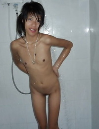 тайский подросток ДОУ смачивание ее Квартира грудь и тугой мало Зад в душ