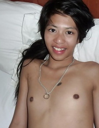 Tailandês Adolescente A Dow molhamento ela televisão peito e tenso pouco Cuzinho no chuveiro