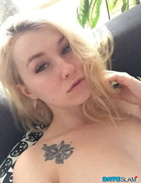 Bella bionda slut Misha croce prende un selfie completamente vestito e stark nudo