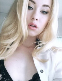 Belle blonde salope Misha croix prend Un selfie Entièrement Vêtu et Stark Nu