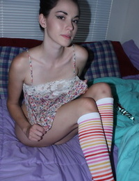 absorbeert  Emily Grijs in knie sokken strijken kut met een glas nep penis