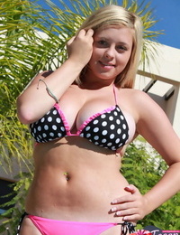 Bikini Babe Tegan Brady muestra su tetona cosas en el sol junto a la piscina