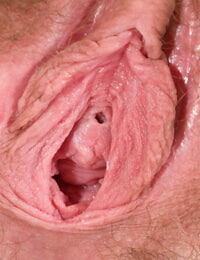 junge schwarz Behaarte Jungfrau zeigt closeup Puffy puffies & geöffnet bis pelzig pussy Lippen