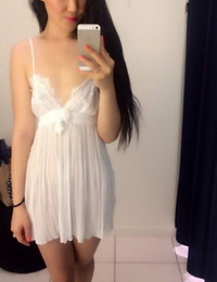 molten Asiatische teen Katana Nimmt ein Selfie zu zur schau stellen Ihr Ziemlich Gesicht & molten Vermögenswerte