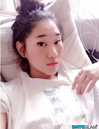 fundido Asiático Adolescente Katana toma Un Selfie a hacer alarde de su Bastante la cara & fundido activos