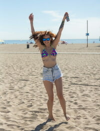 Seducente Amatoriale Elisabetta Marxs doffs Bikini a il Spiaggia Per sole Il suo Tette