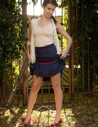 brun poil adolescent Melissa montre Son rosy sous-vêtements et taquine Avec Son entreprise pin