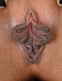 Erfasst Behaarte latina Karmen Bella zeigt Ihr geschwollen pussy Lippen und plump butt