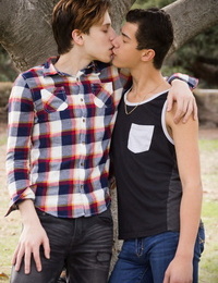 同性恋 小伙子 Devin 刘易斯 和 尼古拉斯 罗梅罗 设置 树 huggers 一部分 772