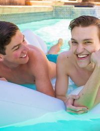 gay Lad Jared Scott und Dustin Kochen set Sommer spitroast - Teil 751