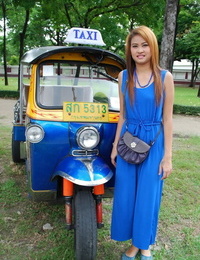 美丽的 泰国 小姐 mon 调情 与 一个 可爱的 男性 旅游 在 公共