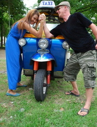 सुंदर थाई महिला सोम छेड़खानी के साथ एक सुंदर पुरुष पर्यटक में सार्वजनिक
