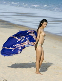 Châu á vụng về đi lang thang theo một Bãi biển trong chỉ cô ấy Bikini cạn li