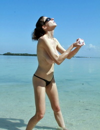 Bosomy teen Michelle cabeças despojado para o cintura no o praia para Óleo ela suculento juggs