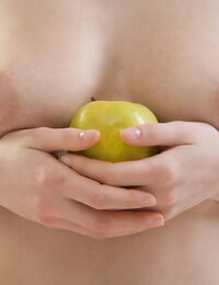 Çıplak genç Kadın Gia gösterir kapalı onu kıvrak varlıkların ile bir apple içinde onu kol