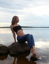Poussin prochaine porte Megan tire hors Son seins Alors que assis sur Un Rock dans l' le lac