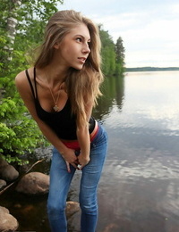 pinto próximo porta Megan puxa fora ela mamas enquanto sentado no um rock no o Lago