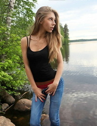 pulcino accanto porta Megan tira fuori Il suo Tette mentre seduta su un rock in il Lago