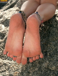 Michelles sandy feet - part 1846